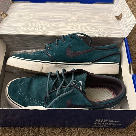Nike Men's Teal Casual Shoes - Picture 7 of 9